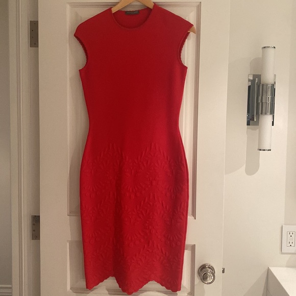 Alexander McQueen red dress with embossed detail and scallop like hem. Sz small - Picture 2 of 6